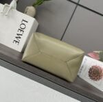 L⊚℮w℮新款🆕小号 亮面牛皮革 Puzzle Fold Tote采用标志性包袋的标志性几何线条，并通过图形和建筑面板重新设计它们 使包完全可以折叠平整，饰有低调的 L⊚℮w℮品牌标志，🉑️肩背或手提 绒面革衬里L⊚℮w℮烫金。
size:25.5*14.5*31.5CＭ
型号：052316 - Image 4