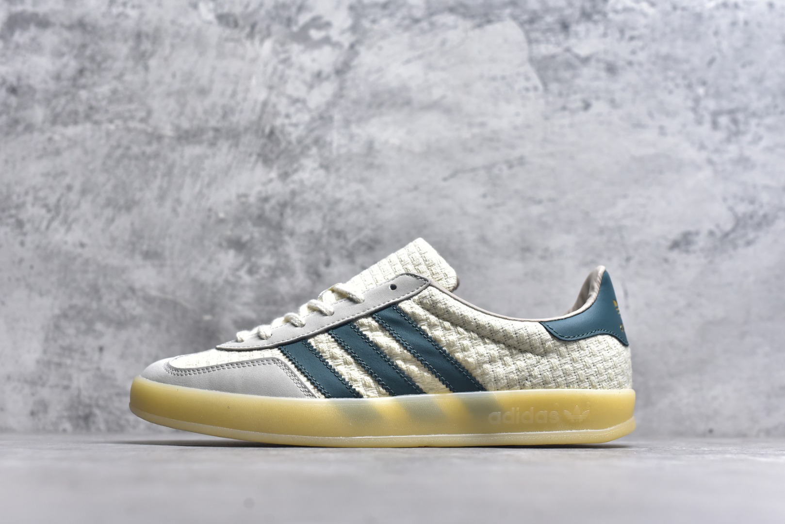 ▪panan权威实拍💯#SW28870
新货🚀#Adidas Originals Gazelle Indoor JR3837 三叶草复古休闲防滑耐磨低帮板鞋
尺码：35 36 36.5 37 38 38.5 39 40 40.5 41 42 42.5 43 44 44.5 45
