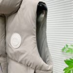 💰 加拿大鹅 Canada Goose 秋冬新款羽绒马甲 
搭配毛衣 卫衣 保暖同时毫无束缚感
采用国标95白鸭绒
轻薄飘逸 给你全方位的温暖！
上身颜值更有水准的洋气
让温暖和风度同行
中心线多重车线呈严整对称 谨守温馨守候 
胸前logo点缀着整件马甲！ 
独特之味道深入骨髓.减龄又十足保暖 既视感简单大气 男女同款 码数：XS-2XL - Image 6