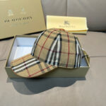 Hot selling item return!Burberry original baseball cap with box bag, hot selling item at the counter, dark patterned knight, 1:1 custom mold, canvas fabric, pure cotton lining, lightweight and breathable. Perfect design, precise and accurate grid alignment, top layer cowhide leather adjustment buckle, original factory quality, exclusive physical shooting, suitable for both men and women. - Image 3