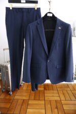 🔥 Aima 4/Her * esAutumn New Arrivals 📸 Casual and fashionable original suit set, with the brand's classic logo mark 👍🏻 Super generous, with lining design emphasizing perfect lines, perfectly blending the low-key and melancholic temperament of England with the exquisite and noble French style. A sleek and ergonomic cut, with a tall and handsome upper body, comfortable and slim fit, showcasing a gentlemanly demeanor. Selected suit fabric, with a soft and delicate touch, good luster and elasticity. Paired with this suit set, it is a great choice for stylish men. The silhouette and waist cinching cut add more comfort to their attire, making them look slim yet handsome! A must-have for trendy men! Counter size: S-XXL, shipped next day!