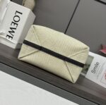 L⊚℮w℮新款🆕小号 棉质提花 Puzzle Fold手袋 此版本采用棉质提花  手袋从品牌经典手袋系列的几何线条汲取灵感含几何建筑美感的镶片重新诠释，能完全折叠，可谓旅行品牌运用创意巧思打造柔软轻盈的手袋，搭配低调精致的L⊚℮w℮品牌标志，🉑️肩背或手提 合成革衬里*L⊚℮w℮刺绣
size:25.5*14.5*31.5CＭ
型号：052404 - Image 4