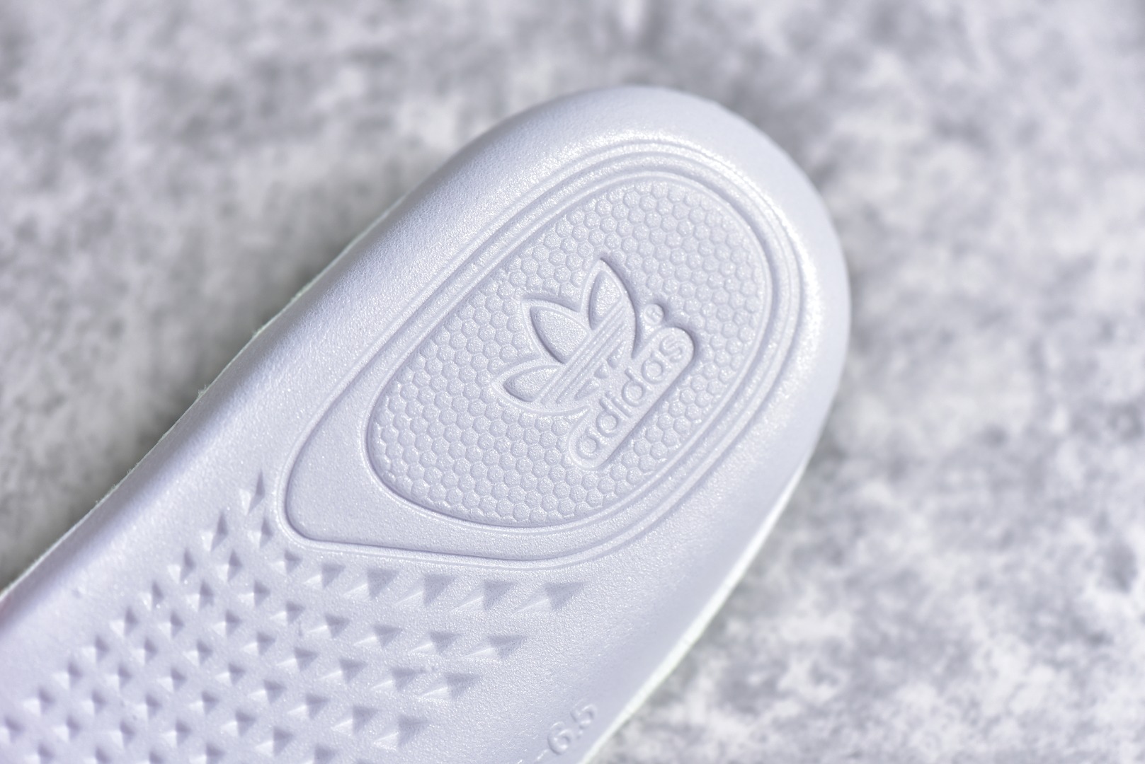 ▪️细节鉴定
新批次 Yeezy 350V2 原鞋开模完美打造
