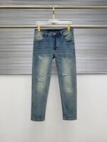 【Gucci Jeans | Classic Denim, Engraved with Luxury DNA】 When street style meets haute couture, a pair of jeans can become a badge of status.
Deconstructing the language of denim with centuries-old craftsmanship, we infuse every inch of fabric with a modern attitude and luxurious details, making everyday wear a silent declaration of taste.
✨ A pair of jeans is an attitude, and even more so, a legacy.
It's not just a wardrobe essential, but also an interpretation of the brand's spirit—
"From suitcases to jeans, we have always defined the boundaries of luxury with the ultimate craftsmanship."
Sizes: 28-42 - Image 2