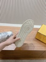男码加10  Fendi芬迪板鞋首款大头运动鞋~~fendi match篮球运动鞋，最新元素注入加FF复古的设计，超经典百搭系列……
鞋面采用牛皮和牛猄拼接组合，侧面凸起的双F logo，内里采用毛巾布里，TPU发泡组合双色大底不一般的舒适！情侣款35-44 - Image 9