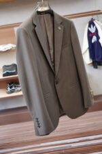 Gucci Gucci/25SS autumn and winter new suit suit suit 🫑🫑 Two piece trendy and fashionable suit, a must-have item for business elite wardrobes, men's formal wear, fashionable and trendy wear, brand classic logo logo logo super generous, classic styles will be released every quarter! Wearing the pattern is really great, strongly recommended!Sharp and ergonomic tailoring, with a tall and handsome upper body, simple and elegant. Comfortable and slim fit, showcasing a gentlemanly demeanor at a glance. Made from carefully selected suit fabrics, including 20% wool, 18% viscose, 58% polyester, and 4% spandex, the fabric feels soft and delicate, with good luster and elasticity. The waist is made of sheepskin and leather, and is adorned with Louis Vuitton's soul logo embossed with letters! The silhouette and waist cinching add more comfort to the dressing of stylish men, making them look slim yet handsome!Used for making high-end professional and business formal suits, renowned worldwide for its classic and solemn design style. A high-end business casual suit set that requires high craftsmanship, takes a long time to make, and can be worn all year round!The fabric is flat, with a smooth and full texture, and a firm appearance. It is made of high-quality cotton wool material, and the quality of the material is visible when tied tightly.Regarding details: The high-end suit is cut with a modern feel, combining traditional cutting art with modern production techniques. It adopts fully imported automatic cutting pieces, with almost zero error in each piece of fabric, and then hand sewn by top tailors to ensure the fit and beauty of every part. The front two layers are saved, and according to the principles of ergonomics, it is slim fitting but not tight fitting. The elastic of the cow tendons on both sides of the waistband of the trousers can be adjusted! Not wearing tight waists!Classic collar design, classic style without conservatism, simple and elegant. The lining of the collar is made of pure handmade tribute needles, and we insist on hand sewing handicrafts, all of which are from the hands of experienced craftsmen. The quotation is based on the labor and time consumption per meter, and each stitch is rigorous and excellent, without any burrs or stitches on both sides. Handcrafted sleeves, hand nail buckles, hand calibration, and handmade threading can be seen everywhere, delicate and smooth, effectively reducing static electricity in autumn and winter, creating a high sense of unity on the surface and inside. It is worth buying for any man, as it can boost your face in various formal occasions!Color: Black【 Size 】: 46-56 - Image 9