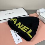 💰Chanel官网品质香奈儿秋冬网红时尚博主推荐款针织帽，藏着不动声色的高级感，每一处线条都透着利落大方，简约而不简单，大方且不失格调，处处细节都彰显着高端品味，时尚感在克制中愈发耐人寻味。 - Image 3