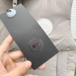💰 加拿大鹅 Canada Goose 秋冬新款羽绒马甲 
搭配毛衣 卫衣 保暖同时毫无束缚感
采用国标95白鸭绒
轻薄飘逸 给你全方位的温暖！
上身颜值更有水准的洋气
让温暖和风度同行
中心线多重车线呈严整对称 谨守温馨守候 
胸前logo点缀着整件马甲！ 
独特之味道深入骨髓.减龄又十足保暖 既视感简单大气 男女同款 码数：XS-2XL - Image 5