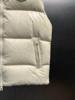 蒙口 moncler 🌟
大标马甲两色合拍图 Moner盟可睐 早秋新品 Lipsi男士羽绒马甲，演绎Moner经典设计，是换季衣橱的必需单品。采用轻盈的功能性lon laque面料制成，撞色衬里尽显活力。
款号：大标马甲

尺码：12345
颜色：米白 黑色 - Image 6