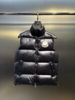 蒙口 moncler 🌟
大标马甲两色合拍图 Moner盟可睐 早秋新品 Lipsi男士羽绒马甲，演绎Moner经典设计，是换季衣橱的必需单品。采用轻盈的功能性lon laque面料制成，撞色衬里尽显活力。
款号：大标马甲

尺码：12345
颜色：米白 黑色