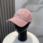 防尘袋
👒罗意威👒LOEWE新款原标设计棒球帽🧢质感超好，外部线条定位标准，做工精细，简约大气低价走量！