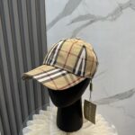 🧢 Burberry's new original baseball cap is a hot selling item at the counter. It features a pure cotton lining, perfect fit, original quality, exclusive physical shooting, and is suitable for both men and women