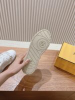 男码加10  Fendi芬迪板鞋首款大头运动鞋~~fendi match篮球运动鞋，最新元素注入加FF复古的设计，超经典百搭系列……
鞋面采用牛皮和牛猄拼接组合，侧面凸起的双F logo，内里采用毛巾布里，TPU发泡组合双色大底不一般的舒适！情侣款35-44 - Image 9