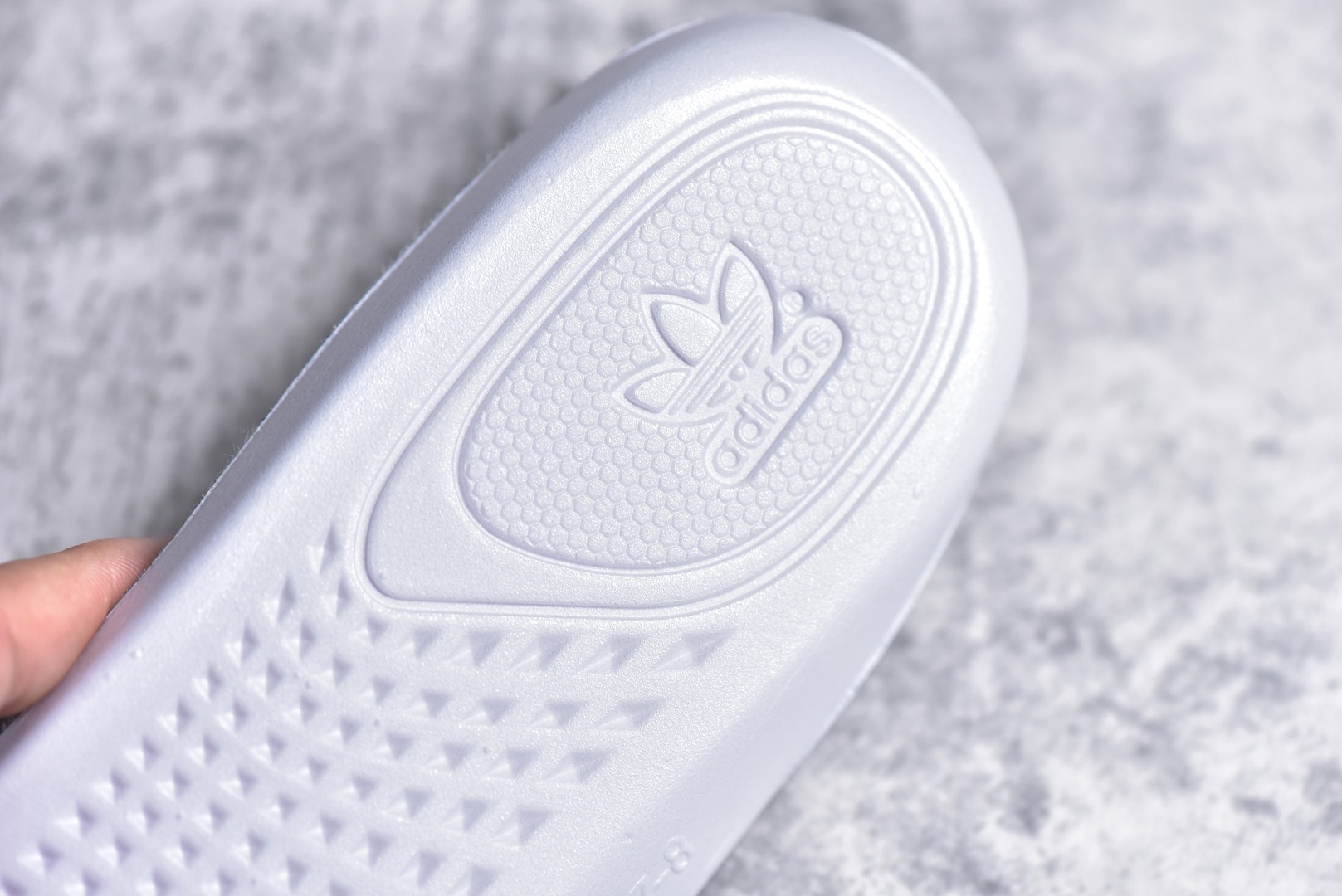 ▪️细节鉴定
新批次 Yeezy 350V2 原鞋开模完美打造