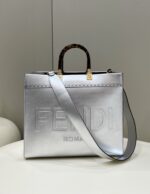 fendi🔥爆版  牛皮搭配超高级琥珀手挽的购物袋是大家一直期待的爆款 我们严格把关把质量做到最顶级🤟百分之💯☑️对版
款号:2801
size:36x13x32cm 全套#15940