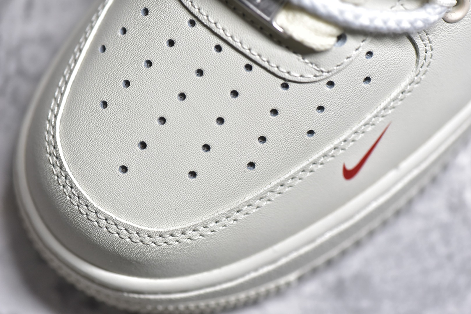 ▪️细节鉴定
NK Air Force 1'07 Low 斯图西联名 空军一号低帮休闲板鞋