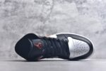 ▪🐼权威实拍💯#SI34640
新货🚀#Air Jordan AJ1 Mid 中帮 黑橙扣碎 DQ8426-801 终端优势供应 市面中低帮最具代表性版本没有之一 口碑大厂出品 品控大底版型不断改良更新 全套原纸板楦头开发 确保原汁原味 完美呈现版型 完美零毛边处理 原厂内置全掌气垫 价格定位良心 平台专用代工流水线出品 一眼公司既视感 拿到手的一瞬间就与众不同 碾压市面所有版本 全部原鞋开发 每一个配色都会采购原鞋确认细节 打破市面看图做货无好货之说 SIZE：35.5 36 36.5 37.5 38 38.5 39 40 40.5 41 42 42.5 43 44 44.5 45 46 - Image 4