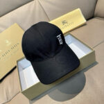 Comes with box bag, Burberry counter popular original baseball cap, TB small embroidery. 1: Customized mold making, 3D embroidery, exquisite and flawless! 100% pure cotton fabric, meticulous workmanship, original factory quality, exclusive physical photography.