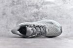 纯原级别 HOKA ONE ONE Clifton 克里夫顿9代专业性能减震公路跑步鞋 轻盈透气的针织网面和纱线的使用让鞋面更挺拔 增强鞋面的强度和支撑性能 搭配柔软的鞋舌 让双脚在舒适包裹中跑的更加畅快 全新泡棉中底 柔软的同时增强回弹性能 为不同跑者提供更平稳流畅的脚感 带来全面的缓冲保护 根据人体工程学设计的延长拉襟 后跟处弹软的海绵填充舒适固定 避免掉跟和摩擦 相比上一代光滑的内衬 Clifton 9的内衬增强了摩擦力 避免双脚在鞋内滑动 SIZE：36 36.5 37.5 38 38.5 39 40 40.5 41 42 42.5 43 44 44.5 45 - Image 4