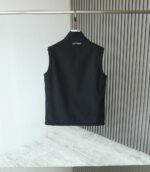 ARC Bird's Daily Series 25 Autumn New Outdoor Windproof Inner Fleece Vest! A very familiar style! Simple and atmospheric, casual outdoor full function lightweight and warm vest! Highly recommended to everyone is the TR outer layer, which is easy to compress, quick drying, and ventilated, with a lightweight and wear-resistant material that is windproof! Functional diversification! In addition to excellent warmth retention, the wearability and upper body effect are also quite good! As a versatile cushion, it's okay to close your eyes and collect without any problem!! The lining is made of functional Polatec fleece lining! Efficient insulation! Lighter and warmer! Ventilation, breathability, elasticity, softness, delicacy, and strong comfort inside the velvet. More importantly, it does not shed or generate static electricity! Lightweight and breathable, with innate water repellent performance, even if the entire garment is wet, it still provides good warmth!! Zipper placket and pocket zipper are not to be chosen, precise fit and slim fit, comfortable and flexible upper body, convenient for daily travel and sports![Color] Black, Grey, Blue【 Size 】 M-3XL/25128 - Image 2