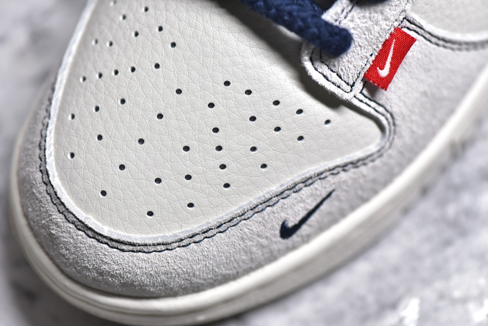 ▪️细节鉴定
NK SB Dunk Low x The North Face 白蓝红小钩麻绳