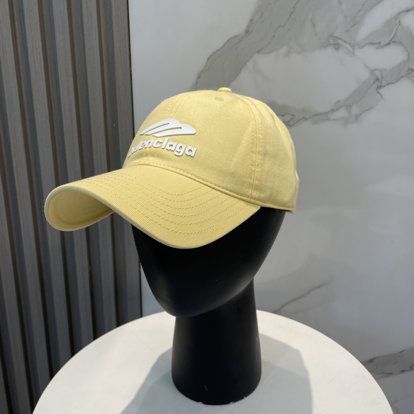 Balenciaga Balenciaga baseball cap. My family has already mastered Balenciaga's craftsmanship, which is sure to be a hit. Balenciaga's new washed cotton baseball cap is a must-haveHeavy industry craftsmanship, double B letter logo, innovative and fashionable trendy styleExclusive physical shooting for both men and women, adjustable for both genders