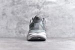 纯原级别 HOKA ONE ONE Clifton 克里夫顿9代专业性能减震公路跑步鞋 轻盈透气的针织网面和纱线的使用让鞋面更挺拔 增强鞋面的强度和支撑性能 搭配柔软的鞋舌 让双脚在舒适包裹中跑的更加畅快 全新泡棉中底 柔软的同时增强回弹性能 为不同跑者提供更平稳流畅的脚感 带来全面的缓冲保护 根据人体工程学设计的延长拉襟 后跟处弹软的海绵填充舒适固定 避免掉跟和摩擦 相比上一代光滑的内衬 Clifton 9的内衬增强了摩擦力 避免双脚在鞋内滑动 SIZE：36 36.5 37.5 38 38.5 39 40 40.5 41 42 42.5 43 44 44.5 45 - Image 5