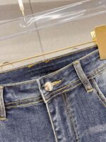 【Armani Jeans | Classic Denim, Embossed with Luxury DNA】 When streetwear meets haute couture, a pair of jeans can become a badge of status.
Deconstructing the language of denim with centuries-old craftsmanship, we infuse every inch of fabric with a modern attitude and luxurious details, making everyday wear a silent declaration of taste.
✨ A pair of jeans is an attitude, and even more so, a legacy.
It's not just a wardrobe essential, but also an interpretation of the brand's spirit—
"From suitcases to jeans, we have always defined the boundaries of luxury with the ultimate craftsmanship."
Sizes: 28-42 - Image 5