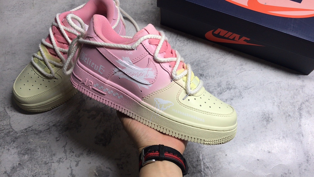 ▪公司级别
Nike Air Force 1'07 Low "Purple Butterfly" 手绘涂鸦 粉黄信仰 空军一号低帮休闲板鞋