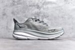 纯原级别 HOKA ONE ONE Clifton 克里夫顿9代专业性能减震公路跑步鞋 轻盈透气的针织网面和纱线的使用让鞋面更挺拔 增强鞋面的强度和支撑性能 搭配柔软的鞋舌 让双脚在舒适包裹中跑的更加畅快 全新泡棉中底 柔软的同时增强回弹性能 为不同跑者提供更平稳流畅的脚感 带来全面的缓冲保护 根据人体工程学设计的延长拉襟 后跟处弹软的海绵填充舒适固定 避免掉跟和摩擦 相比上一代光滑的内衬 Clifton 9的内衬增强了摩擦力 避免双脚在鞋内滑动 SIZE：36 36.5 37.5 38 38.5 39 40 40.5 41 42 42.5 43 44 44.5 45 - Image 3