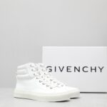 🌟  《顶级品质》
GⅣENCHY纪梵希魔术贴经典款 
专柜官网同步 市面最高版本 原版一比一复刻 四季潮鞋！纪凡希鞋子做工讲究 每一条走线都是按照原版样式 基本做到零瑕疵 媲美专柜 毫无压力 此款鞋即新潮又百搭！
▪️鞋面:进口摩术贴
▪️鞋面:进口头层牛皮
▪️垫脚:羊皮内里
▪️大底:原版TPU
▪️码数:女35一40 男39一44 - Image 3