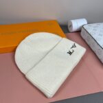 配防尘袋
路易威登LOUIS VUITTON🎩官方热卖爆款，羊毛针织毛线帽，时尚好品质高端大气，超柔软！超火爆💖质感很赞，出街超好搭配！时尚潮流！秋冬必备单品，快快入手哦！ - Image 7