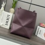 L⊚℮w℮新款🆕小号 亮面牛皮革 Puzzle Fold Tote采用标志性包袋的标志性几何线条，并通过图形和建筑面板重新设计它们 使包完全可以折叠平整，饰有低调的 L⊚℮w℮品牌标志，🉑️肩背或手提 绒面革衬里L⊚℮w℮烫金。
size:25.5*14.5*31.5CＭ
型号：052316 - Image 3