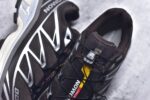 ▪panan权威实拍💯#AR41210
新货🚀#Salomon XT-6 
萨洛蒙复古潮流户外机能登山跑鞋  476904
纯原外贸平台特供订单 
耗时半年巨作 全套原纸板楦头开发 
原厂特供网布配套加持 确保原汁原味
完美呈现版型 原档数据独家私模五层组合大底 
男女鞋同步官方开发至46.5 
原装Ortholite轻量化鞋垫 中底布带钢印编号 
原厂TPU锁扣 进口港宝加持 
后跟自然饱满 还原公司包裹性 
鞋面以“锯齿”状的包裹系统呈现 
在基色底之下加入了各种色点缀 
将公司的最新技术和时尚前卫的造型融入耐用的长跑款式中 
鞋面由 TPU 薄膜制成 并焊接在高耐磨网眼上 使其既时尚又坚固 由 ACS底盘支撑 可增强稳定性和支撑力 以及由橡胶凸耳 Contragrip外底覆盖的 EVA 缓冲中底 旨在应对崎岖的地形 鞋舌上的彩色Salomon 标签、Quicklace 系统以及鞋头、鞋舌和鞋跟上的附加品牌使细节更加完美 让穿着者可以轻松驾驭户外与通勤下的任何运动生活场景 无缝鞋身户外随意纵横 颜值与脚感兼备 出街通勤 绝对非常吸睛 你值得拥有 尺码：36-46（半） - Image 9