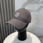 防尘袋
👒罗意威👒LOEWE新款原标设计棒球帽🧢质感超好，外部线条定位标准，做工精细，简约大气低价走量！