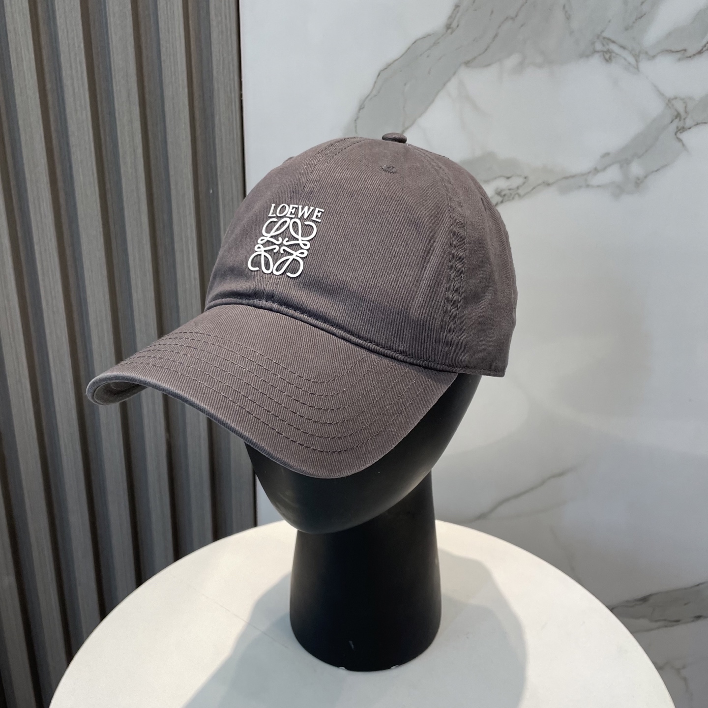 防尘袋
👒罗意威👒LOEWE新款原标设计棒球帽🧢质感超好，外部线条定位标准，做工精细，简约大气低价走量！