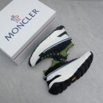 Moncler男士 Monte Runner 防水针织运动鞋
  该系列运动鞋延续了品牌的山地基因，透气防水，耐磨实穿，设计橡胶复合鞋底 适用于任何地形，具有耐久性和出色抓地力，增强缓冲和回弹力 搭配TPU尾翼，
  无论是都市漫游还是各类山地户外运动，都能轻松驾驭，潮酷个性叉充满科技感的外观，喜Gorpcore户外机能风的千万不能错过户外跑步都市漫步设计
Size:38-45 - Image 4