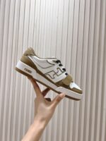男码加10  Fendi芬迪板鞋首款大头运动鞋~~fendi match篮球运动鞋，最新元素注入加FF复古的设计，超经典百搭系列……
鞋面采用牛皮和牛猄拼接组合，侧面凸起的双F logo，内里采用毛巾布里，TPU发泡组合双色大底不一般的舒适！情侣款35-44