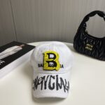 BALENCIAGA new embroidered logo baseball cap from Balenciaga, cool color scheme, with different styles for men and women to wear. The first batch will be shipped first! Paris fans must make a purchase!