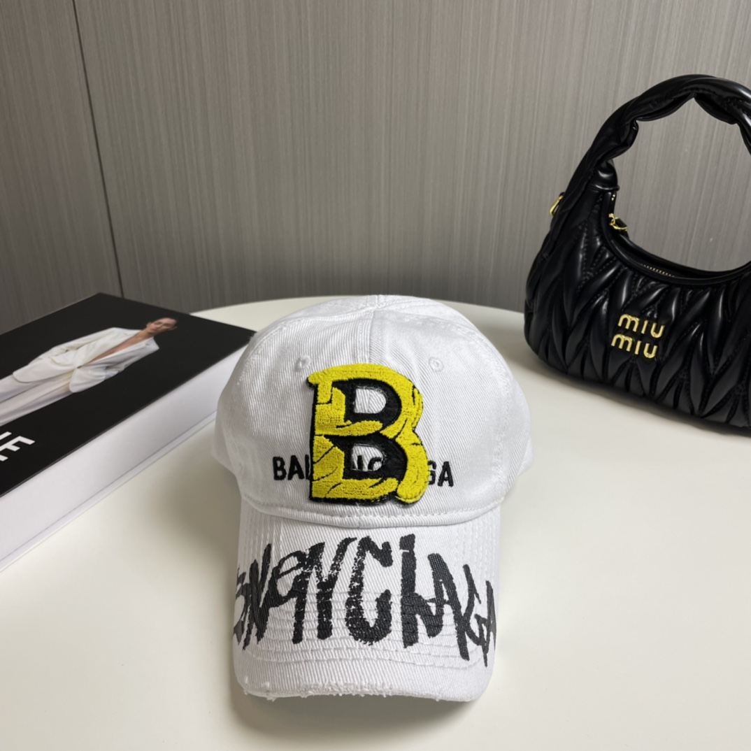 BALENCIAGA new embroidered logo baseball cap from Balenciaga, cool color scheme, with different styles for men and women to wear. The first batch will be shipped first! Paris fans must make a purchase!