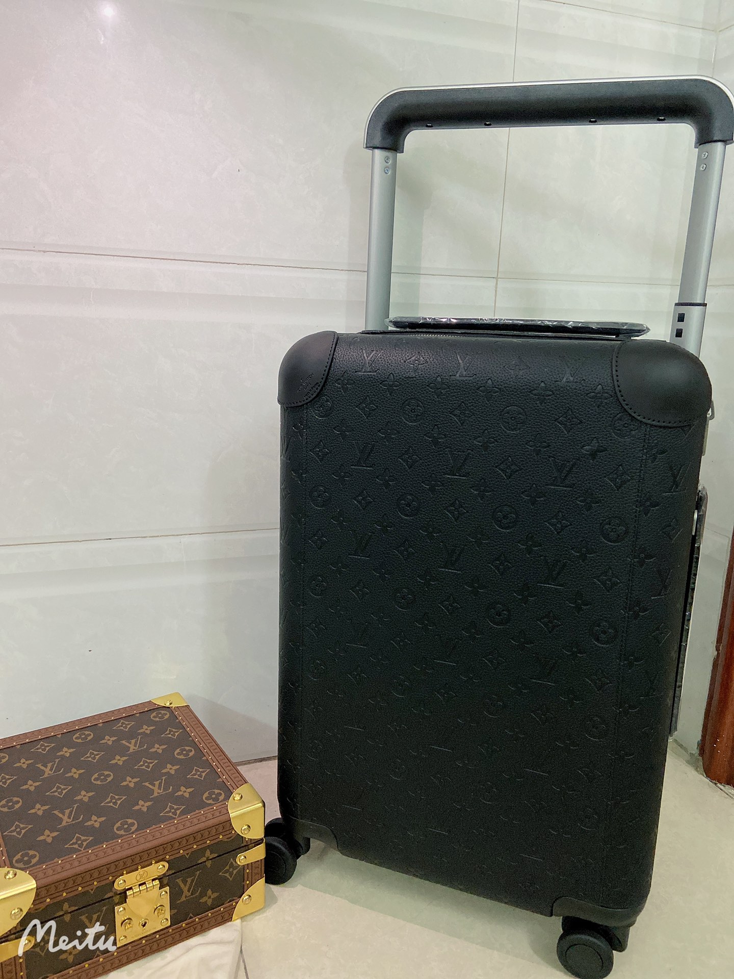 GF4343FB
Horizon 55 拉杆箱为 Taurillon 皮革压印标志性 Monogram 图案，演绎路的经典魅力。可锁止拉链、充裕内部空间和皮革加固边角尽显精湛匠艺，加宽拉杆和灵活双轮成就轻松旅程。

详细特征

(长度 x 高 x 宽)
* 复古 Monogram 帆布
* 网格内衬
* 牛皮饰边
* 金属件
* 大号外侧手柄
* 平整内层
* 皮革边角
* 拉链开合，配有锁扣
* 紧凑型双滑轮
* 可拆卸皮革名牌
* 机舱行李尺寸
* 容积：37 升
* 重量：3.5公斤—kg
* 手柄：双手柄
（16.0）