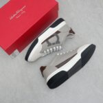 Ferragamo菲拉格慕 男新款休闲运动鞋 运动时尚魅力 经典搭配色 打造迷人个性化印花设计 高雅风格与休闲气韵交相辉映，张扬都市时髦风范。丰富色彩交织摩登韵味，简洁线条勾勒廓形包身，演绎休闲美学经典
-鞋面·🔝纳帕牛皮·品牌帆布·车缝品牌图腾
-内里·帆布，垫脚：顶级牛皮
-原版·TPR·橡胶发泡·双色成型大底
-Size 38-44 - Image 4