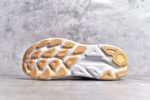 纯原级别 HOKA ONE ONE Clifton 克里夫顿9代专业性能减震公路跑步鞋 轻盈透气的针织网面和纱线的使用让鞋面更挺拔 增强鞋面的强度和支撑性能 搭配柔软的鞋舌 让双脚在舒适包裹中跑的更加畅快 全新泡棉中底 柔软的同时增强回弹性能 为不同跑者提供更平稳流畅的脚感 带来全面的缓冲保护 根据人体工程学设计的延长拉襟 后跟处弹软的海绵填充舒适固定 避免掉跟和摩擦 相比上一代光滑的内衬 Clifton 9的内衬增强了摩擦力 避免双脚在鞋内滑动 SIZE：36 36.5 37.5 38 38.5 39 40 40.5 41 42 42.5 43 44 44.5 45 - Image 6