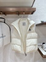 。特级羽绒⬆️Moncler x Christopher Raxxy 明星同款 男女款3D绗缝拉链羽绒马甲. 
🎁出厂标配全套柜台礼盒包装.升级原版磁吸礼盒.
这款羽绒是Moncler xChristopher Raxxy系列的男女同款单品，装饰元素传达了梦想阶梯的设计理念。
演员周雨彤、王安宇倾情演绎“梦幻楼梯”设计理念.
这款立体绗缝羽绒马甲采用轻质抗撕裂面料制成，由品牌携手
Christopher Raxxy合作打造。此款羽绒外套设计源自螺旋楼梯，其装饰元素代表着蜿蜒曲折的命运台阶。
详情
•采用轻质抗撕裂面料制成
•细密抗撕裂面料衬里
•拉链开和
•隐藏式口袋
•防风门襟
•拉链开合
•绗缝贴片，填充羽绒
•联名毛毡标识贴片
Size : 0-4黑色/浅蓝/奶白/三色入.情侣款 - Image 5