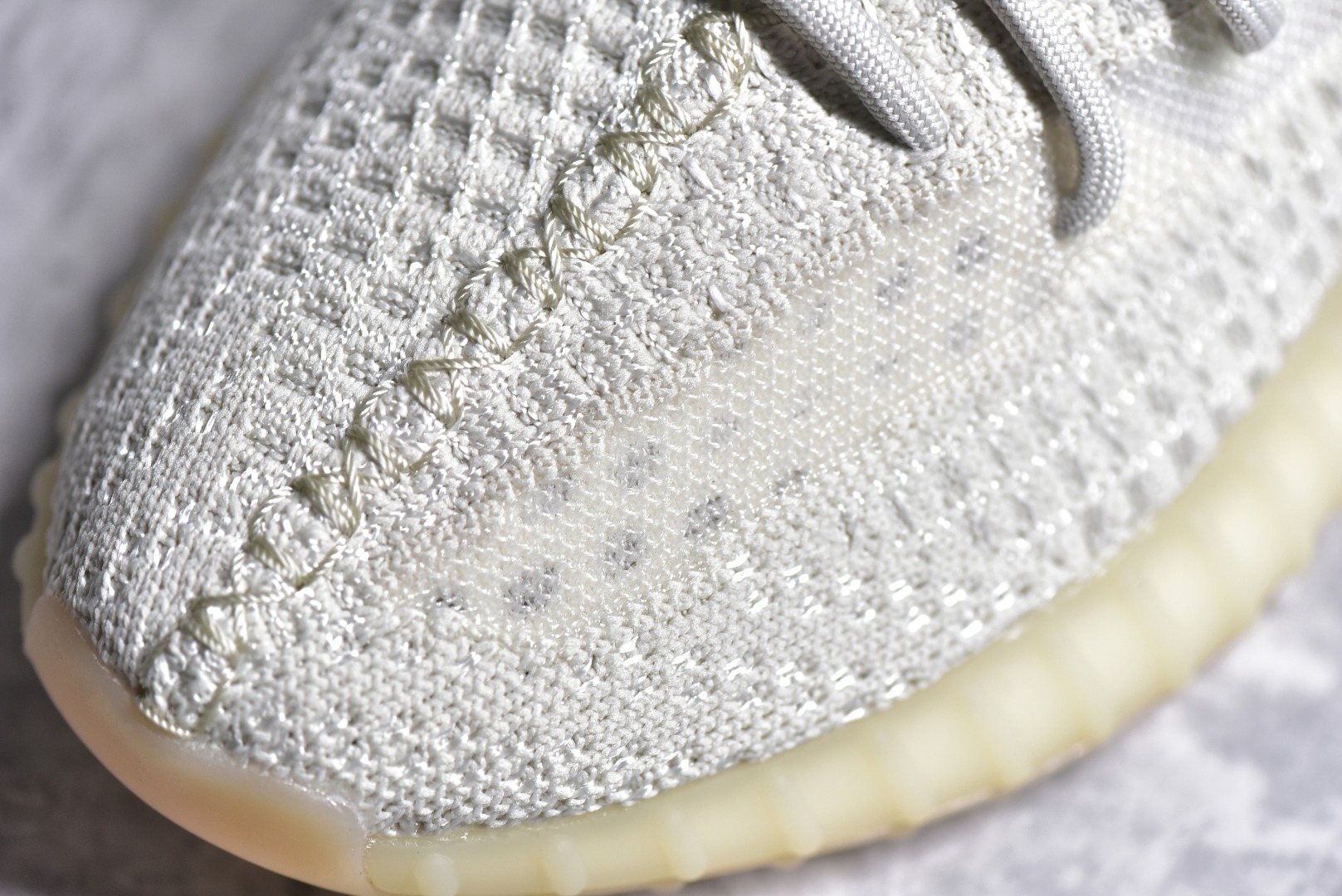 ▪️细节鉴定
新批次 Yeezy 350V2 原鞋开模完美打造