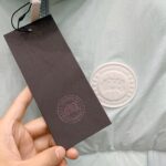 💰 加拿大鹅 Canada Goose 秋冬新款羽绒马甲 
搭配毛衣 卫衣 保暖同时毫无束缚感
采用国标95白鸭绒
轻薄飘逸 给你全方位的温暖！
上身颜值更有水准的洋气
让温暖和风度同行
中心线多重车线呈严整对称 谨守温馨守候 
胸前logo点缀着整件马甲！ 
独特之味道深入骨髓.减龄又十足保暖 既视感简单大气 男女同款 码数：XS-2XL - Image 7