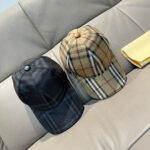 Hot selling item return!Burberry original baseball cap with box bag, hot selling item at the counter, dark patterned knight, 1:1 custom mold, canvas fabric, pure cotton lining, lightweight and breathable. Perfect design, precise and accurate grid alignment, top layer cowhide leather adjustment buckle, original factory quality, exclusive physical shooting, suitable for both men and women. - Image 9