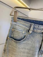 【Armani Jeans | Classic Denim, Embossed with Luxury DNA】 When streetwear meets haute couture, a pair of jeans can become a badge of status.
Deconstructing the language of denim with centuries-old craftsmanship, we infuse every inch of fabric with a modern attitude and luxurious details, making everyday wear a silent declaration of taste.
✨ A pair of jeans is an attitude, and even more so, a legacy.
It's not just a wardrobe essential, but also an interpretation of the brand's spirit—
"From suitcases to jeans, we have always defined the boundaries of luxury with the ultimate craftsmanship."
Sizes: 28-42 - Image 9