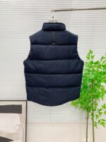 💰加拿大剪刀25SS  金属LOGO铆钉羽绒服马甲
顶级版本超高克重平均充绒量280G 超厚！顶级蓬松！ 顶级品质！100%还原全网最顶级充绒量超厚超保暖，区分市面杂货。
店主北方人亲自操刀 大大解决了南方出品不懂北方冬天的痛点 完全不吝啬 必须是塞满 塞的鼓鼓囊囊 和ZP一模一样的厚重 冬天鹅毛大雪站在雪地里我保证你没有感觉 裹棉被都不一定有它保暖 ！总结下来就是一句话：“除了我家你找不到比这更厚更保暖的羽绒马甲”
— 大码充绒量350克以上 三层里布防护不钻绒
— 原版购入开发 官网在售10000+
— 大身面料采用ZP打版， 防水耐脏 
— 验布后使用KP-LS全自动机械特种梭织拉布机制作
—正品YKK定制拉链 金属剪刀，金属铆钉加固 
— 三标辅料 齐全 吊牌 剪刀logo原版定制
— 整件衣服非常繁琐 廓形剪裁 原版尺码
— 绝对的1:1高版本 码数：S-XXL - Image 9
