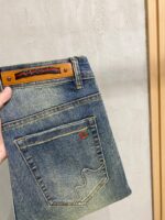 【Gucci Jeans | Classic Denim, Engraved with Luxury DNA】 When street style meets haute couture, a pair of jeans can become a badge of status.
Deconstructing the language of denim with centuries-old craftsmanship, we infuse every inch of fabric with a modern attitude and luxurious details, making everyday wear a silent declaration of taste.
✨ A pair of jeans is an attitude, and even more so, a legacy.
It's not just a wardrobe essential, but also an interpretation of the brand's spirit—
"From suitcases to jeans, we have always defined the boundaries of luxury with the ultimate craftsmanship."
Sizes: 28-42